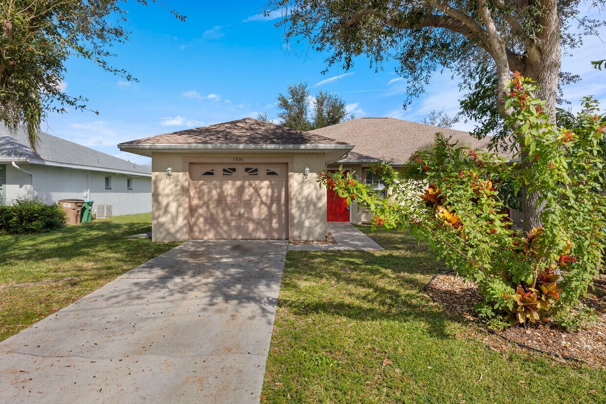 Primary Photo - Cozy 3 Bed 2 Bath Home On Water Available ...