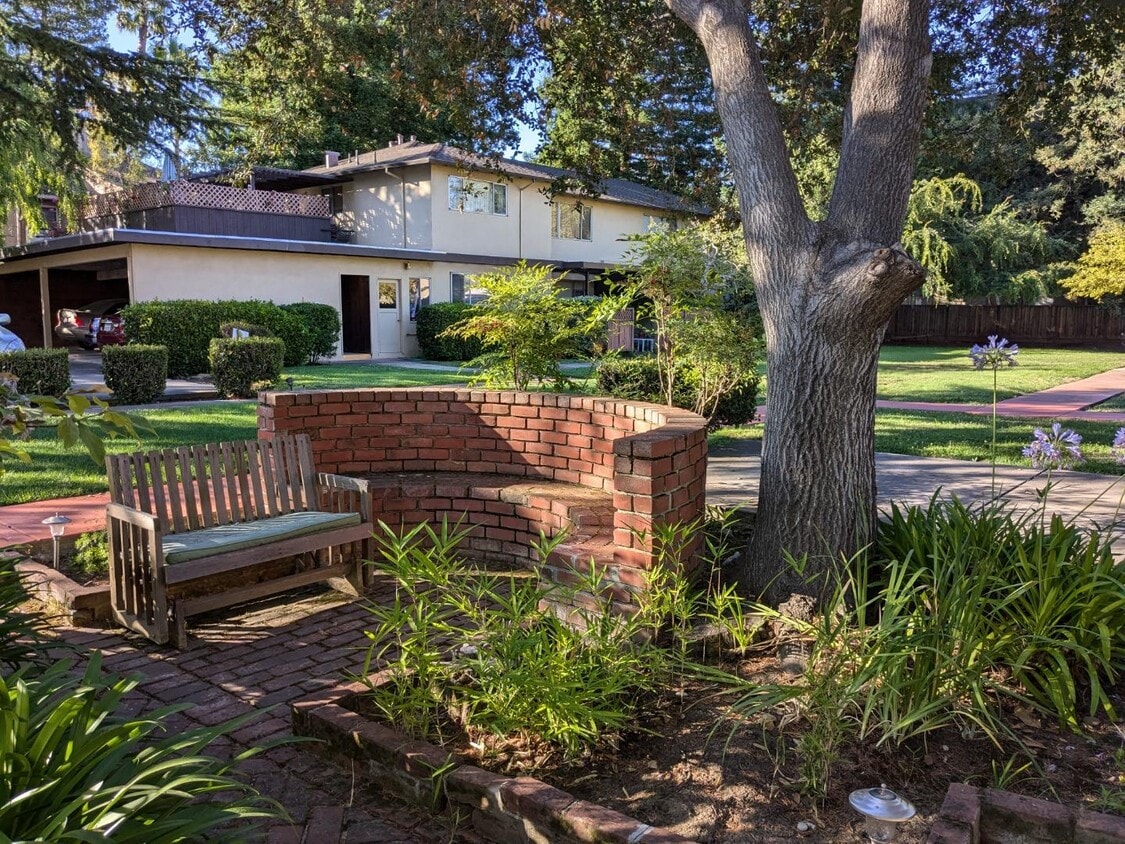 Primary Photo - 1277 Hoover St