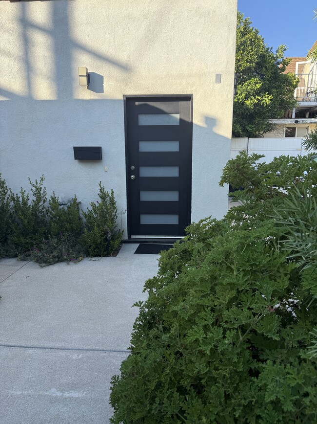 Building Photo - 1049 Davis Ave