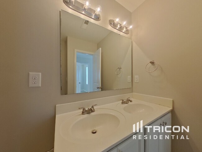 Foto del edificio - 5819 Hewitt Dr