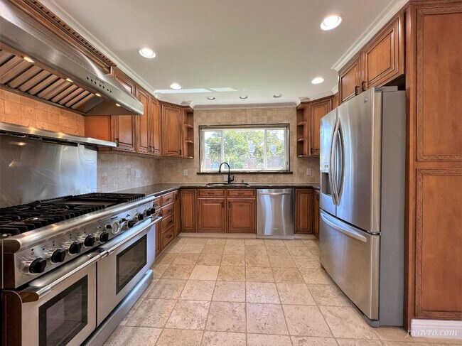 Building Photo - 15 Tulip Ct