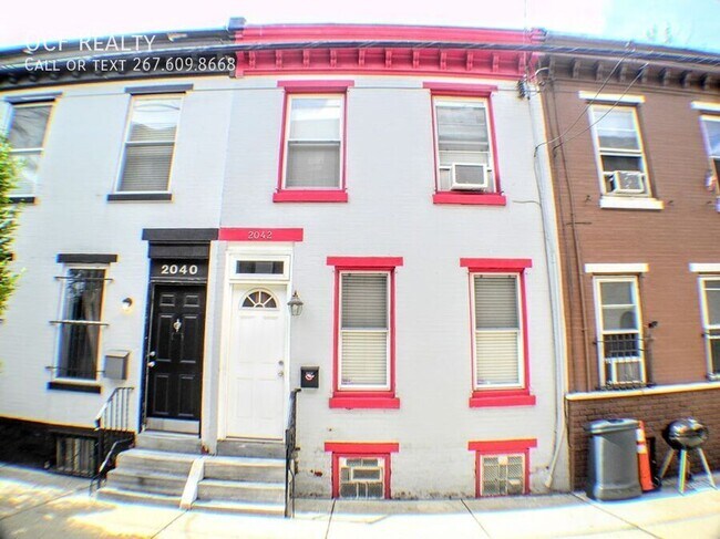 Building Photo - 2042 Montrose St