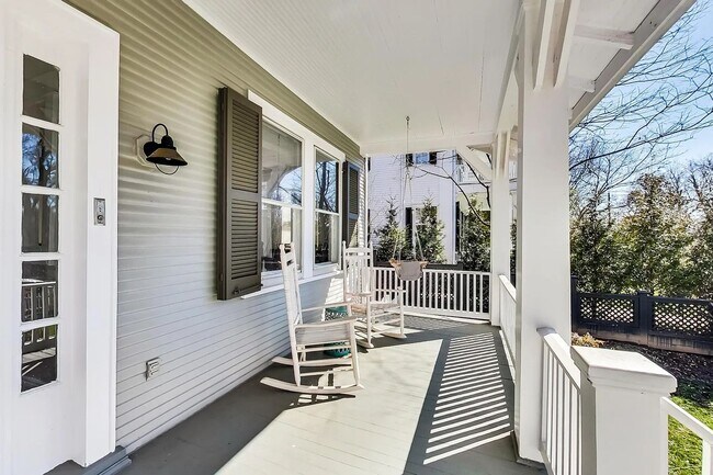 Building Photo - Palisades, NW Washington, DC - Beautiful 4...