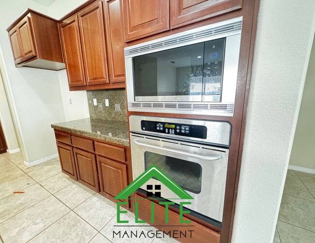 Foto del edificio - Beautifully Updated 4-Bedroom 3-Full Bathr...