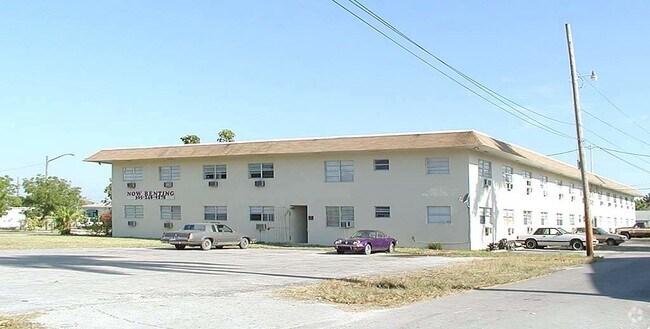 Colony Club Apartments - Luz Gardens