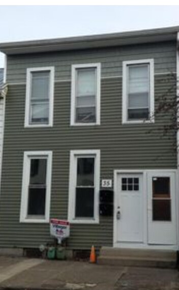 Building Photo - 35 E Market St