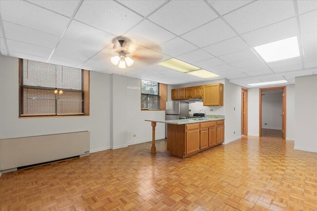 Foto del edificio - 620 W Belmont Ave