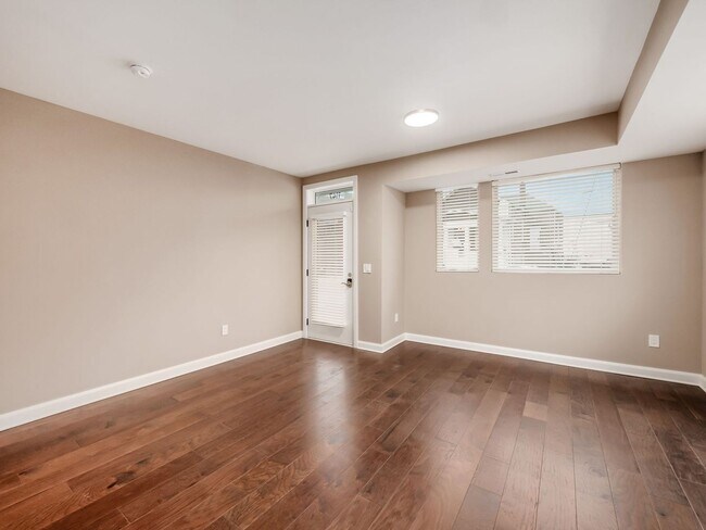 Foto del edificio - Luxury Living at Four X Five Condos