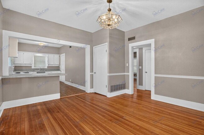 Foto del edificio - 303 S Elm St