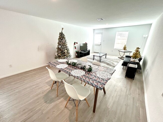 Building Photo - AVAILABLE NOW! Two-Story 4 Bedroom / 2.5 B...