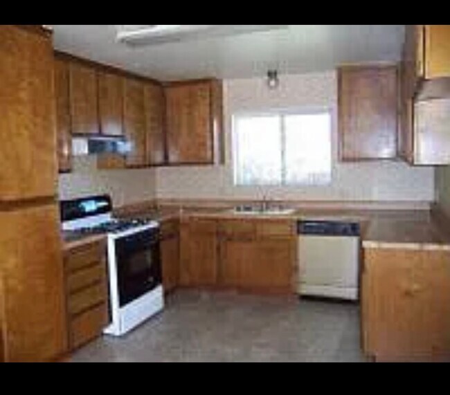 Kitchen - 22109 Golden Star Blvd