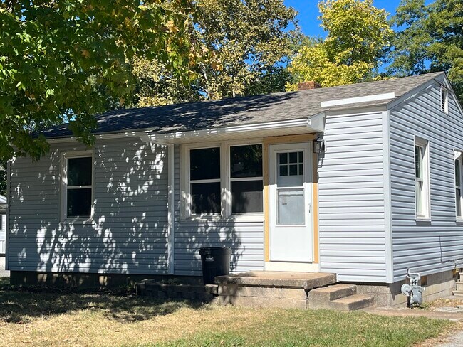 Front - 306 E Fischer St