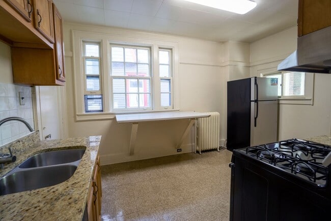 Building Photo - Available 6/1/26 - Spacious Home with Garage