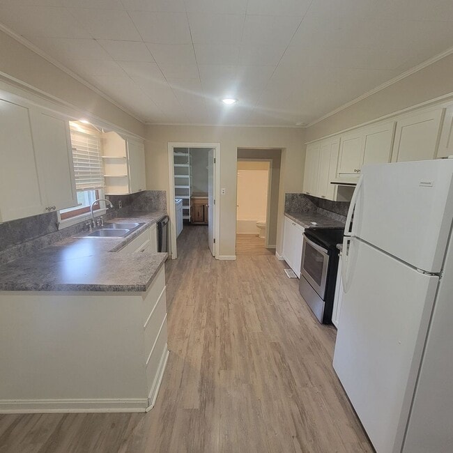 Building Photo - 4 Bedroom, 2 Bathroom Single Family Home-$...