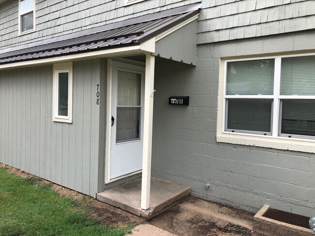 Building Photo - 2 bed, 1 bath condo