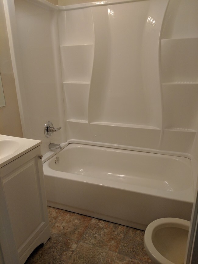 Building Photo - Newly renovated townhome