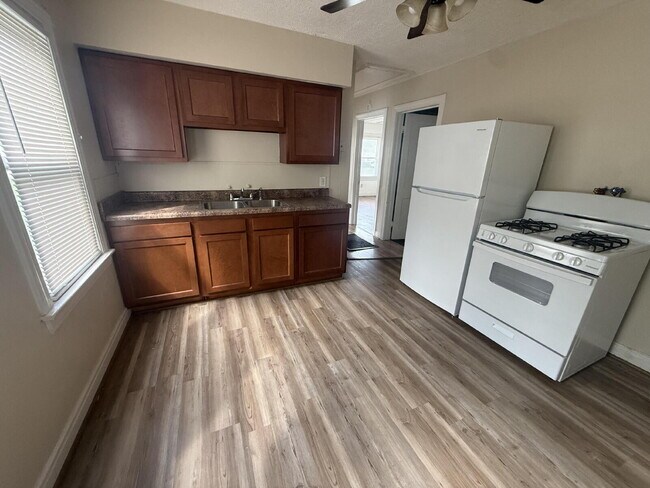 Building Photo - 2 bedroom, 1 bathroom house on W Kentucky Street