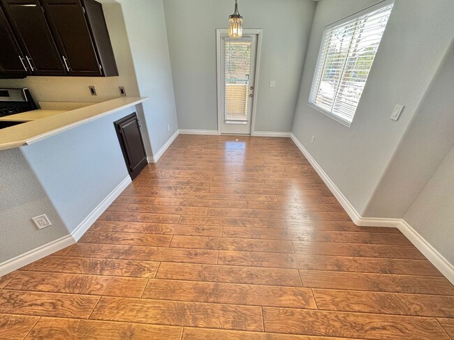 Building Photo - Spacious 2 bedroom condo with detached garage!!