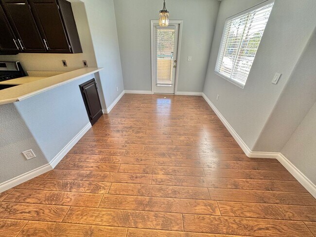 Foto del edificio - Spacious 2 bedroom condo with detached garage!!