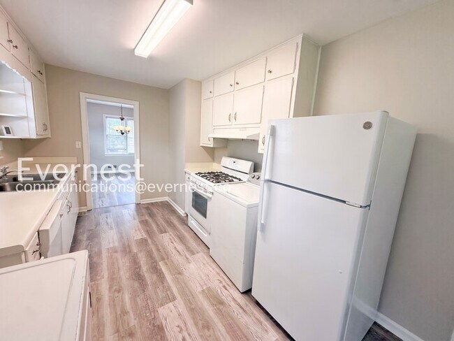 Foto del edificio - Southern Charm & Contemporary Living with Fireplace / 3 Beds & 1 Bath / Available now!