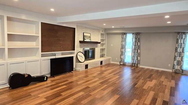 Building Photo - 201 Quail Run Dr