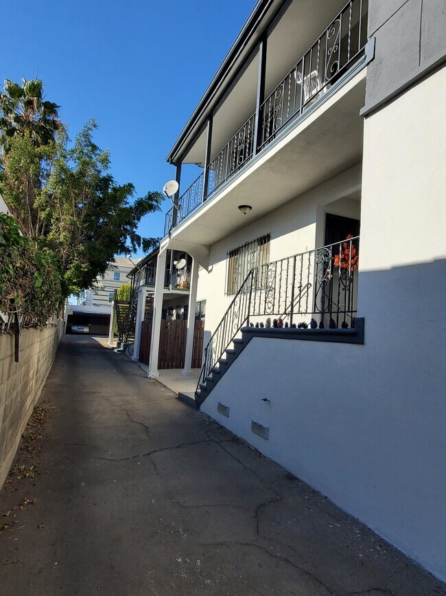 Building Photo - 1059 S Norton Ave