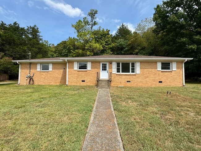 Building Photo - Renovated Single Level 2 Bed, 2 Bath Home ...