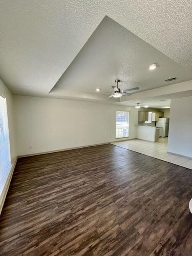 Foto del edificio - 928 Briar Dr