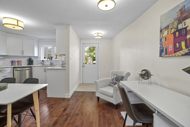 Building Photo - 52 Victoria St