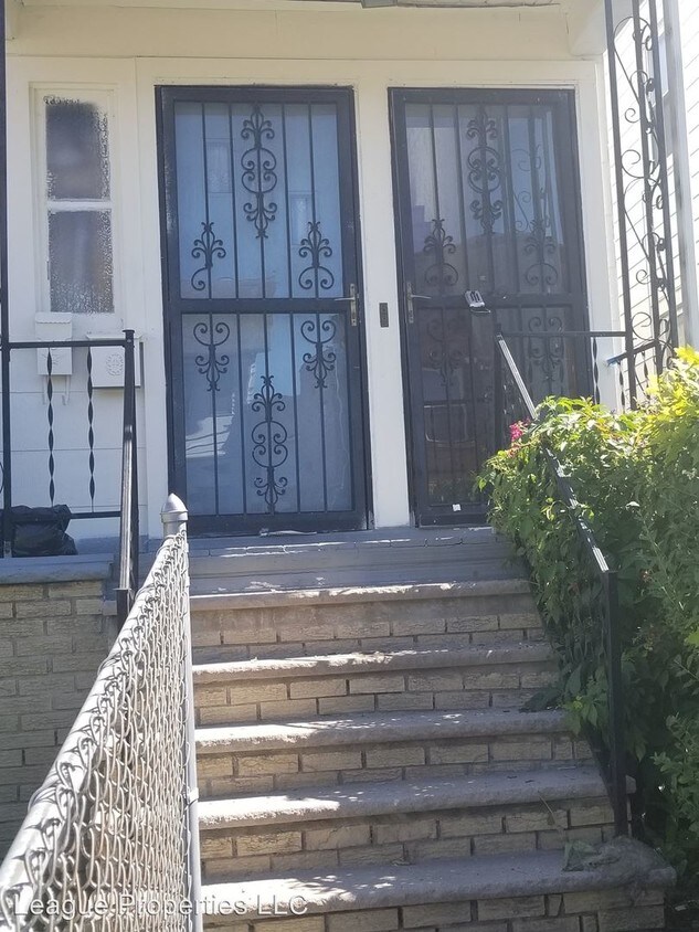 Primary Photo - 136 Tremont Ave