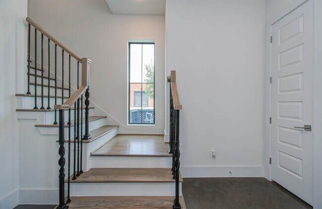 Building Photo - 1102 Ennis St