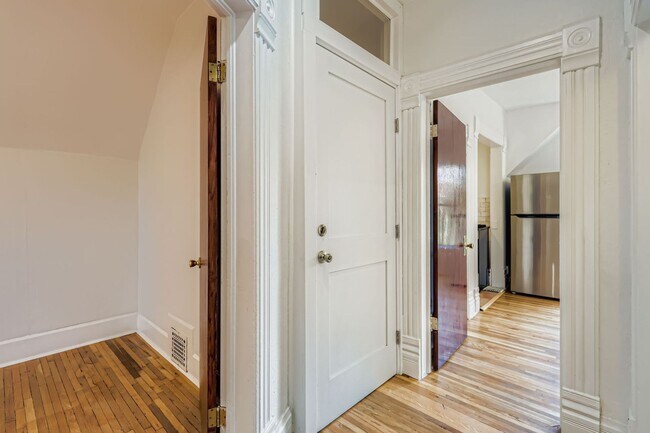 Foto del edificio - Charming Upper-Level 2 bed 1 bath Unit in ...