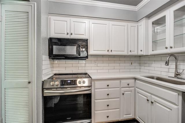 Building Photo - 5053 Les Chateaux Dr
