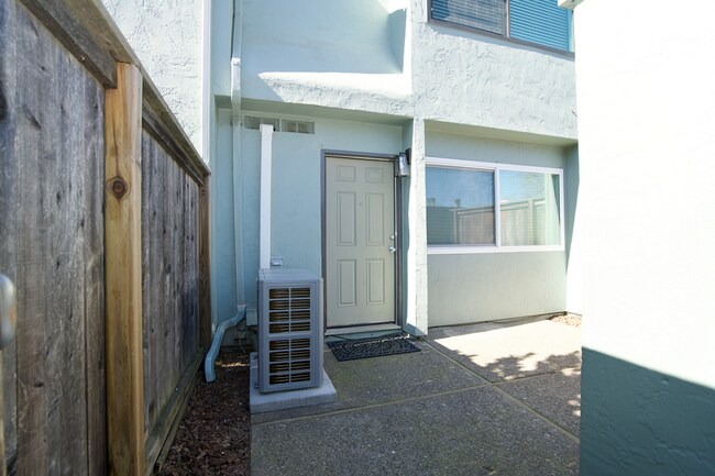 Foto del edificio - Centrally Located Napa Townhouse