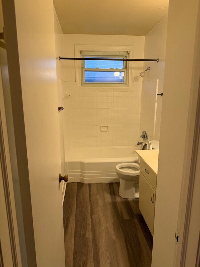 Foto del edificio - 705 Chandler Ave