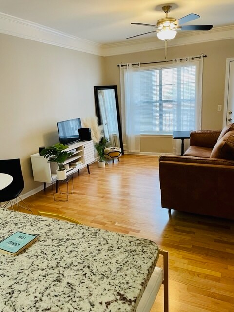 Sala de estar con balcón. - 2700 Pine Tree Rd NE