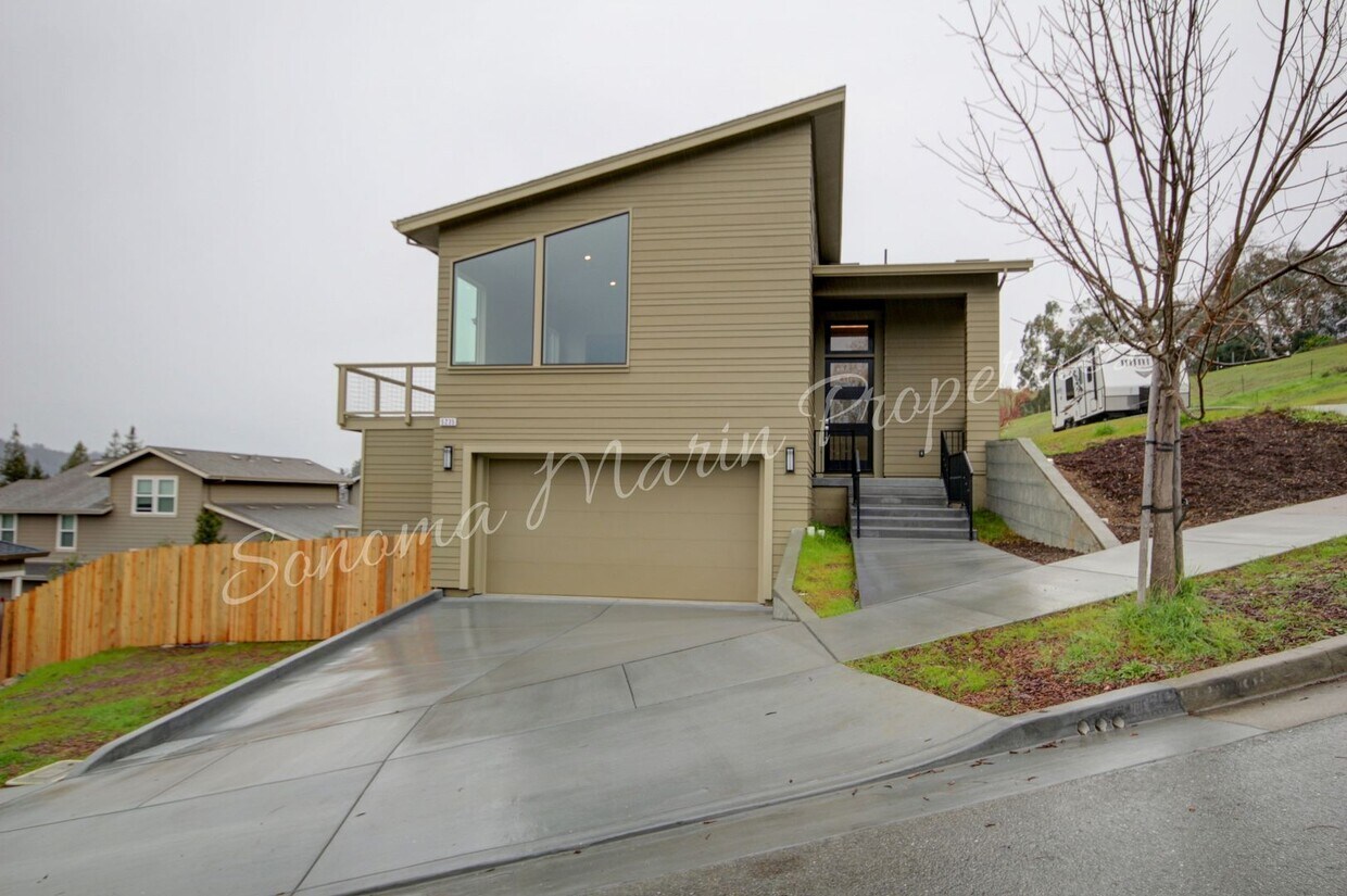 Foto principal - Gorgeous 4 Bed/3Bath House Available in De...