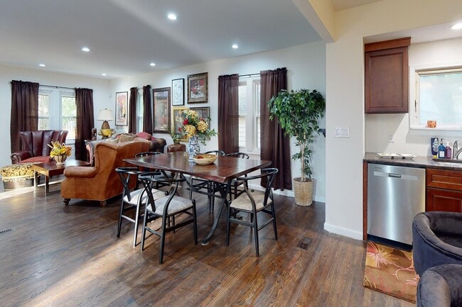 Building Photo - 2002 Ridgemont Rd