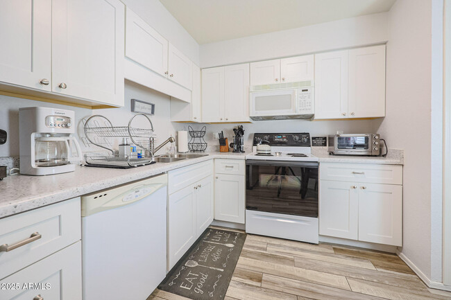 Foto del edificio - 9465 N 92nd St