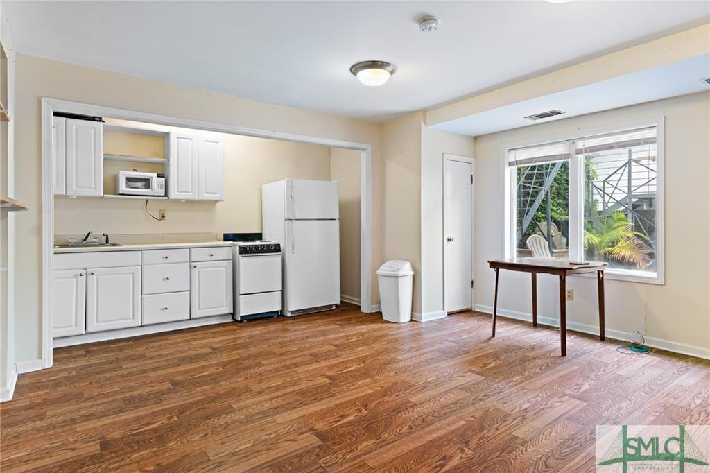 Primary Photo - 9 E Gordon St