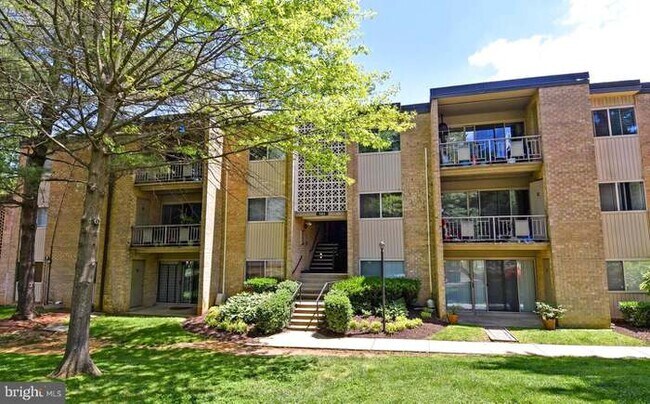 Front of building - 5113 Crossfield Ct Apartment