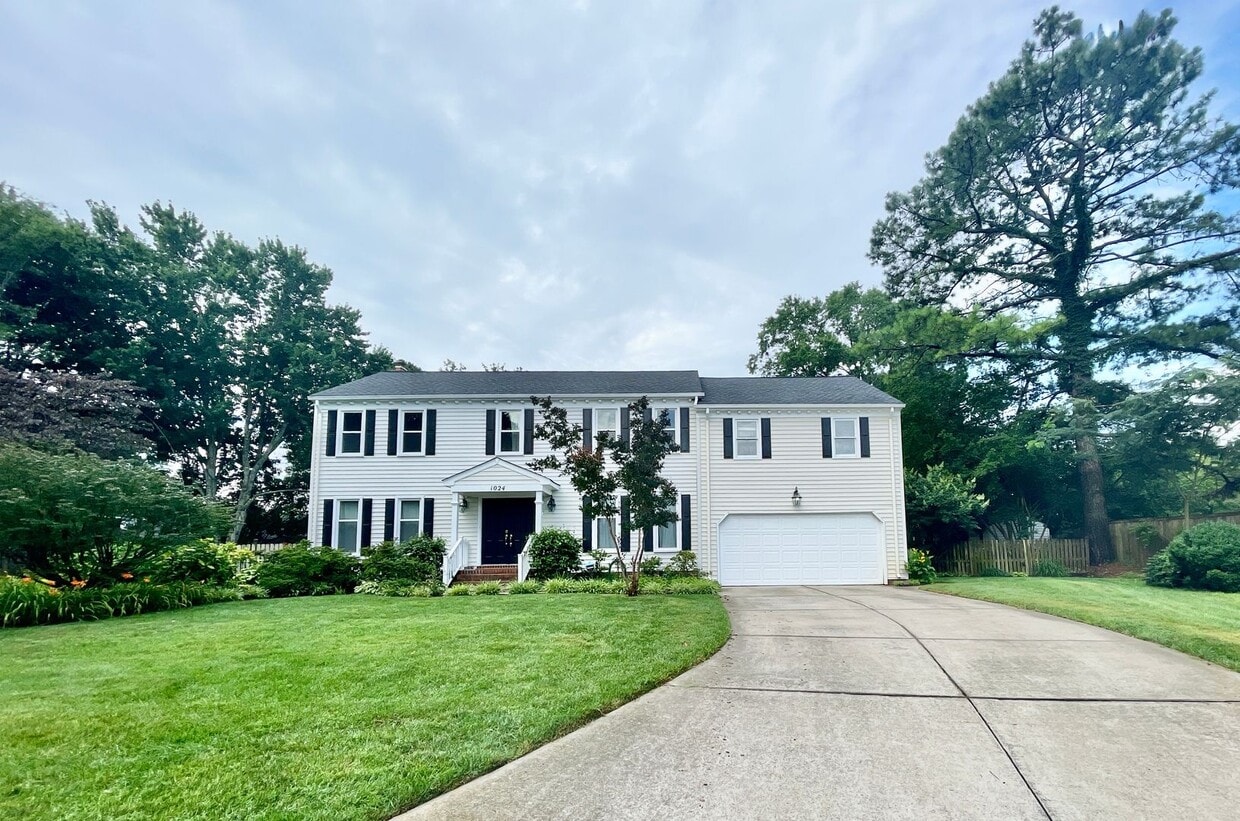 Primary Photo - Available NOW! A 4-6 Bedroom Home! Attache...
