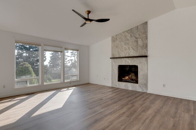 Building Photo - Beautifully Updated 3+ Bedroom Water View ...