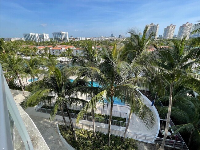 Foto del edificio - 3029 NE 188th St