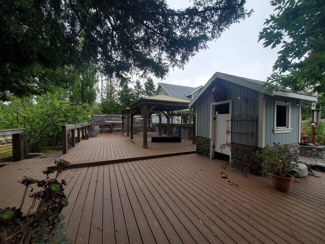 Building Photo - Charming Modern Farmhouse Retreat in the H...