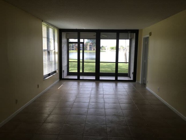 Foto del edificio - 6212 Coral Lake Dr