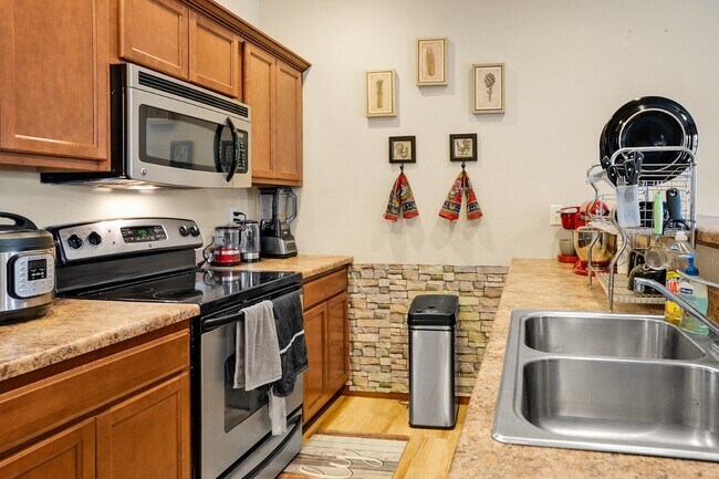 Building Photo - Luxury Iowa City townhouse close to UIHC and Kinnick