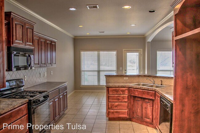 Building Photo - 4 br, 3 bath House - 1900 E Ithica St.
