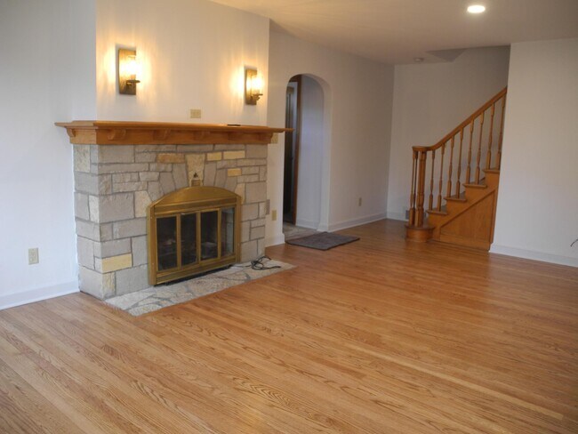 Living Room - 946 W Shore Dr
