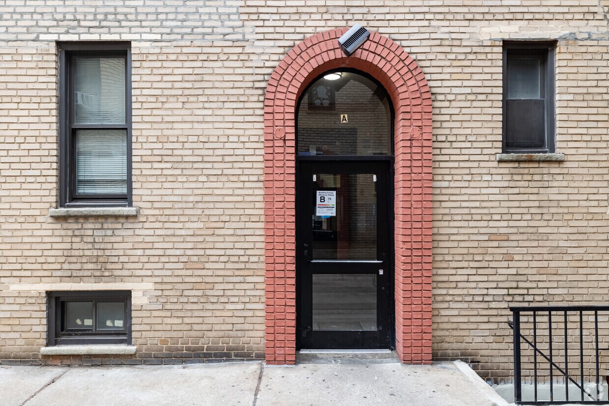 Entrance - 3145 Crescent St